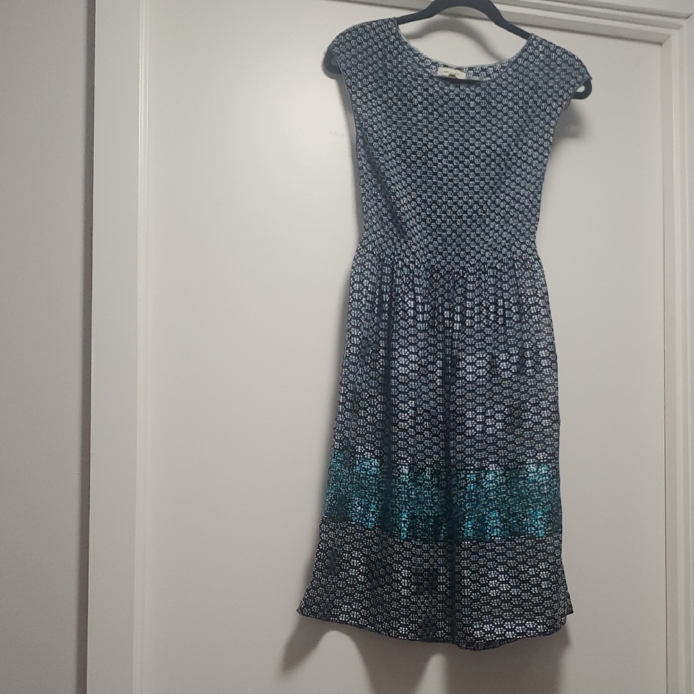 Elegant Blue Patterned Dress - Picture 2 of 4